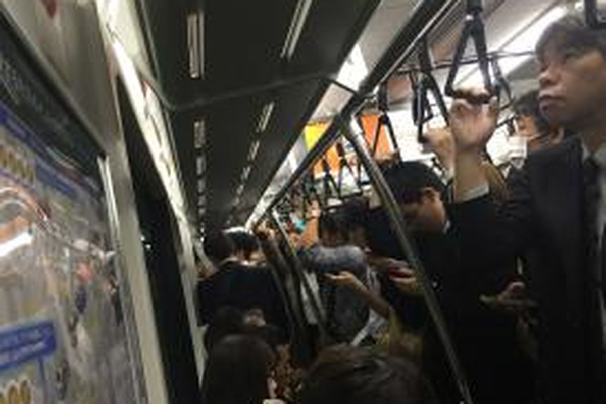 Penumpang berjejalan di dalam salah satu kereta Keihintohoku Line pada jam pulang kerja, Selasa (17/11/2015), pukul 20.30 waktu Jepang.

