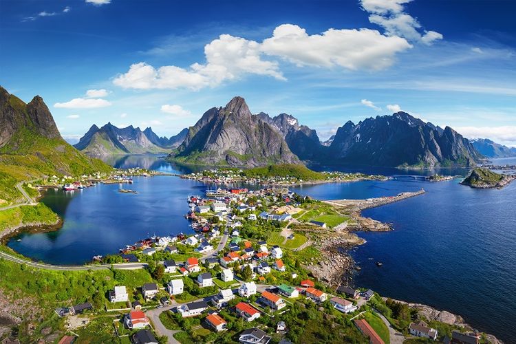 Ilustrasi Norwegia - Desa Reine di Kepulauan Lofoten, Norwegia.