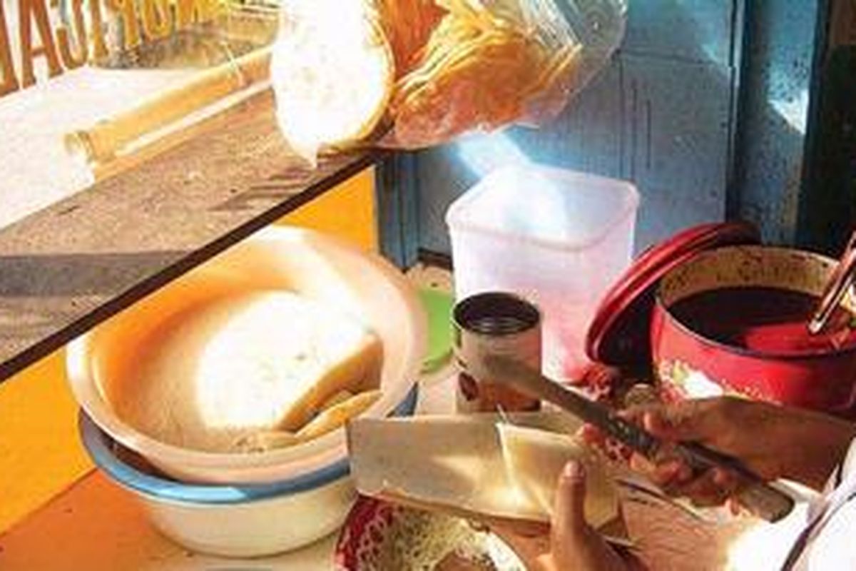 Menyiapkan lontong pical dengan kuah bajarang Silungkang.