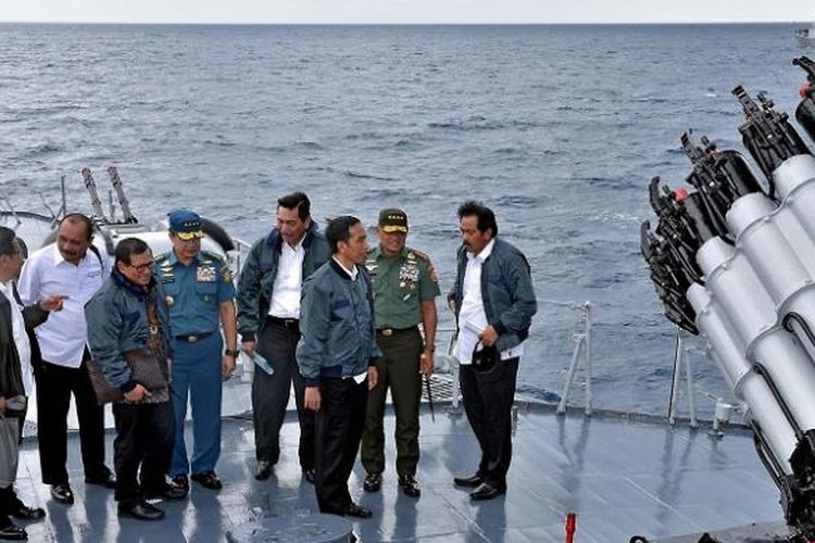 Presiden Joko Widodo meninjau kawasan perairan Natuna dari atas KRI Imam Bonjol, Kamis (23/6/2016).