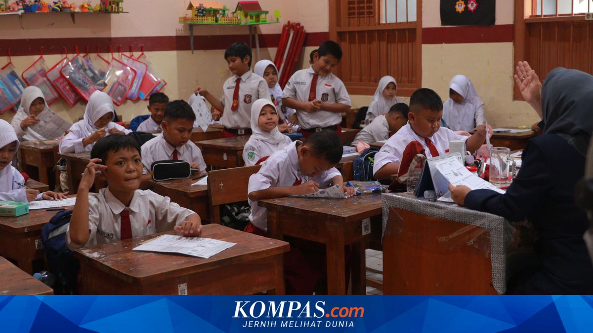 Di Balik Tahun Ajaran Baru, Ada Orangtua yang Cemas Anak Diejek karena Seragam Lusuh
