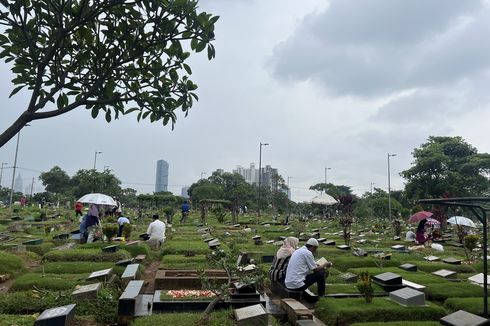 Tradisi Sebelum Ramadhan, Peziarah Kunjungi Makam Keluarga di TPU Karet Bivak
