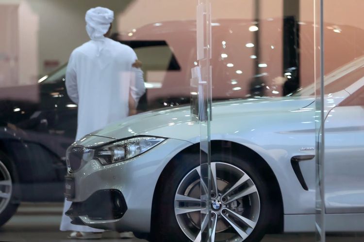 Hamdan Al Rind, influencer yang ditangkap di Dubai, Uni Emirat Arab, karena mengunggah konten membeli mobil dengan melempar-lempar uang.