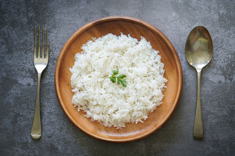 Indeks glikemik nasi putih termasuk tinggi. Nasi adalah makanan pokok bagi lebih dari setengah populasi dunia, namun nasi merah masih jauh lebih sehat dibandingkan nasi putih. Kendati mie instan tidak sehat, namun menggantinya dengan nasi putih juga tidak akan memberi manfaat apapun.