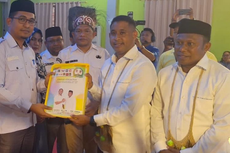 Arak-arakan Manibuy dan Lingara ke KPU Teluk Bintuni, Bikin Macet 8 Km 
