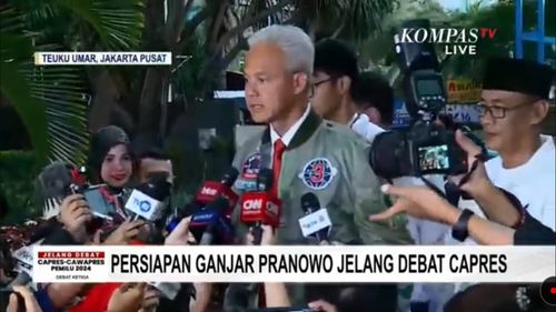 Ganjar-Mahfud Kompak Pakai Jaket Bomber Jelang Debat Capres Kedua