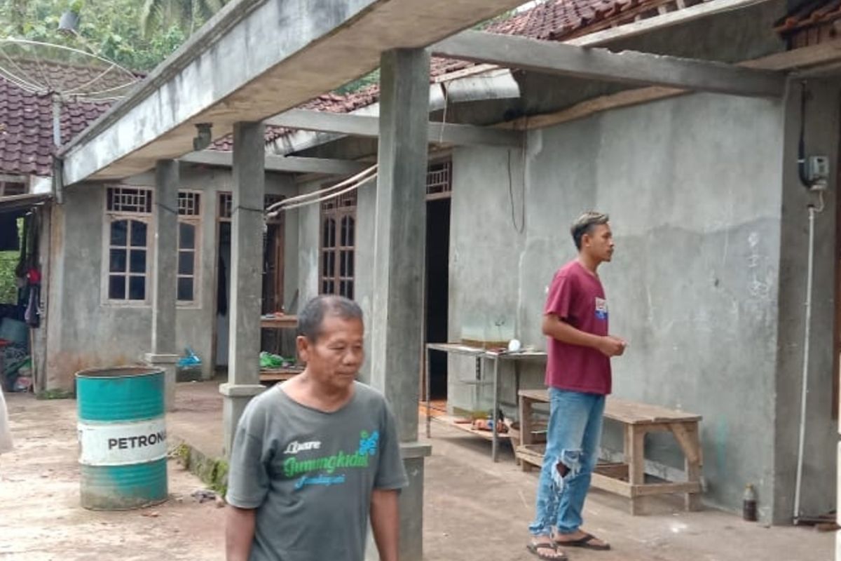 Rumah rusak akibat angin kencang di Padukuhan Bendo, Kalurahan Kenteng, Ponjong, Gunungkidul, DI Yogyakarta, rusak. Selasa (28/2/2023) siang