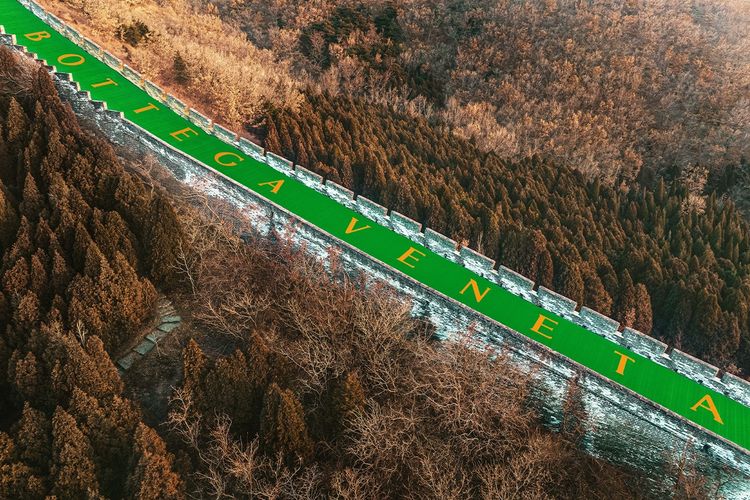 Bottega Veneta yang sekarang di bawah pimpinan Matthieu Blazy sebagai Direktur Kreatif memasang instalasi digital dengan warna hijau Bottega klasik berpadu dengan jingga di Tembok Besar China.