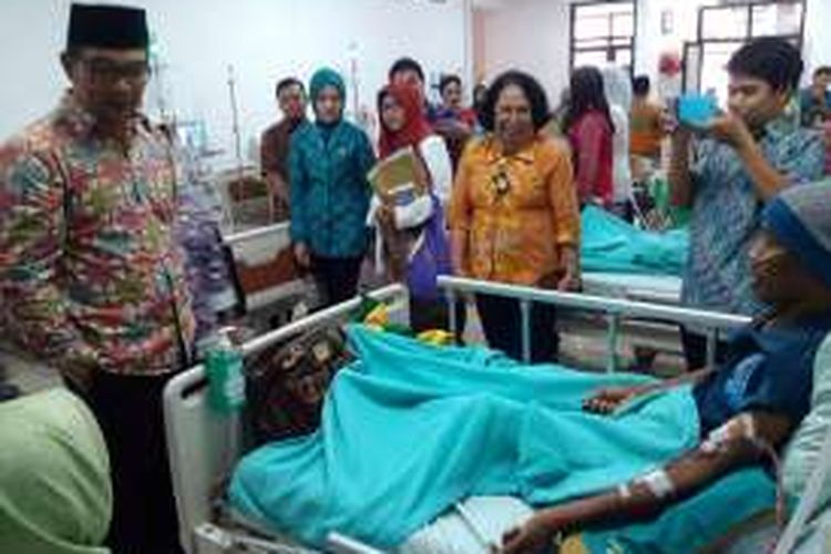 Wali Kota Bandung Ridwan Kamil saat mengunjungi pasien Rumah Sakit Ujungberung, Jum'at (24/2016)