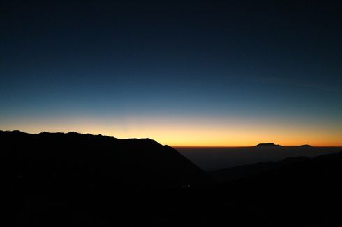 Berita Foto: Indahnya Matahari Terbit di Gunung Bromo dari Bukit Mentigen 
