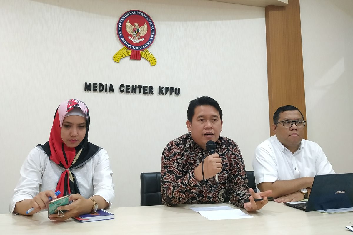 Komisioner KPPU, Guntur Syahputra Saragih (tengah) dan Kepala Panitera KPPU Akhmad Muhari (kanan) memberikan keterangan dalam jumpa pers di Media Center Gedung KPPU, Jakarta, Senin (9/9/2019). 