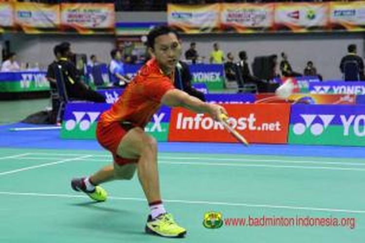 Tunggal putra Indonesia, Sony Dwi Kuncoro mengembalikan shuttlecock pada tunggal Malaysia, Beryno Jiann Tze Wong, saat bertanding pada babak pertama Yonex-Sunrise Indonesia Open Grand Prix Gold 2013, di GOR Amongraga, Yogyakarta, Rabu (25/9/2013).