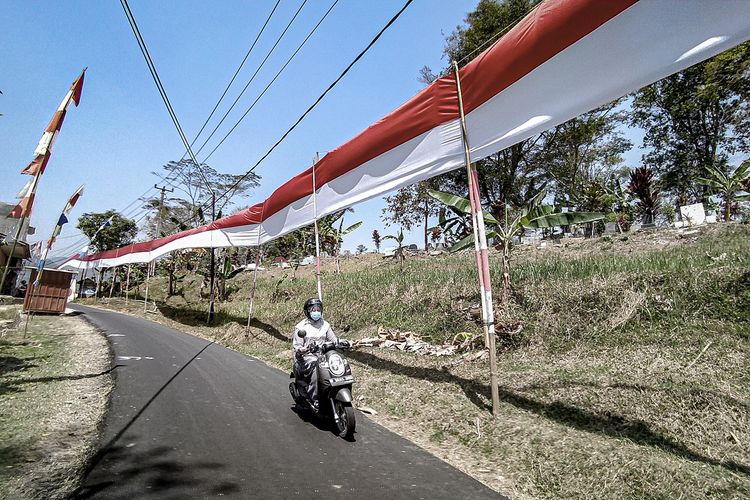 Bendera merah putih sepanjang 1,3 kilometer membentang di Desa Cikadu, Kecamatan Sindangkerta, Kabupaten Bandung Barat (KBB), Jawa Barat.