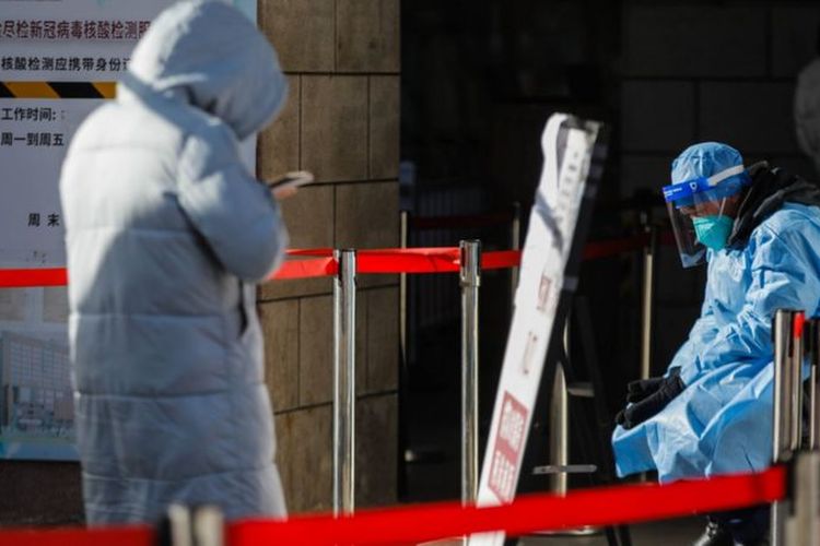 China melaporkan lima kematian terkait virus corona pada Selasa (20/12/2022). Kota Qingdao, Provinsi Shandong, China dilaporkan pada Jumat (23/12/2022), menemukan setengah juta lebih kasus Covid-19 baru per hari.