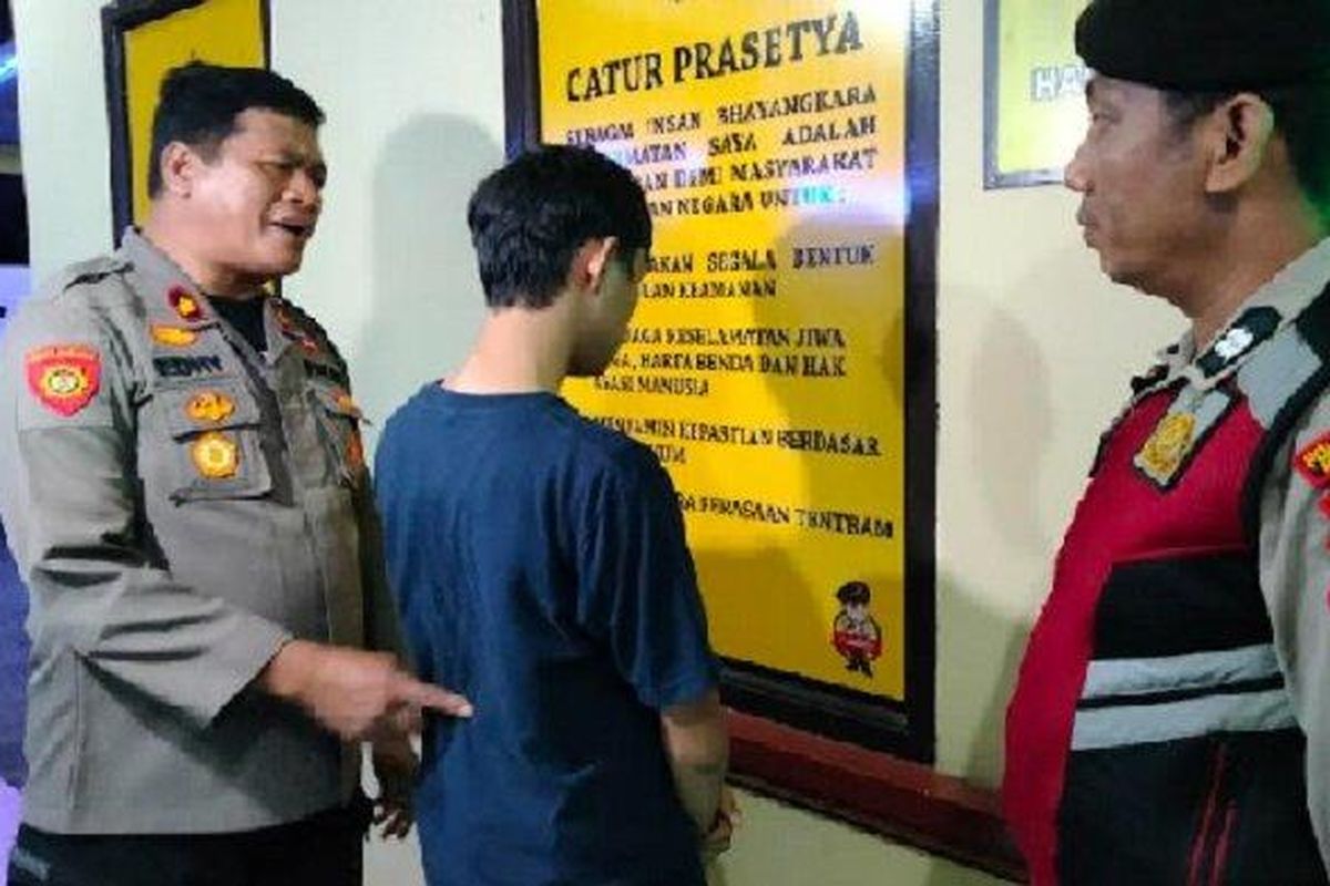 Kapolsek Manggala Kompol Supriady Idrus menginterogasi ADF, mahasiswa penipu driver ojek online saat diamankan di Mapolsek Manggala, Kamis (27/10/2022) malam. ADF sudah 11 kali melakukan orderan fiktif karena desakan ekonomi. 

