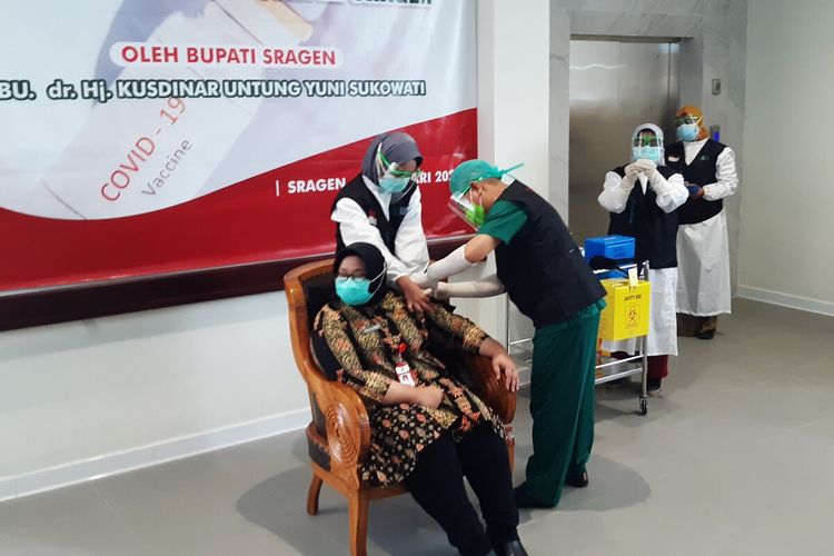 Bupati Sragen Kusdinar Untung Yuni Sukowati saat disuntik vaksin Covid-19.