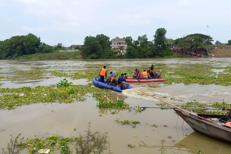 Petugas SAR Gabungan melakukan proses pencarian korban perahu penyeberangan sungai bengawan solo di Rengel, Tuban