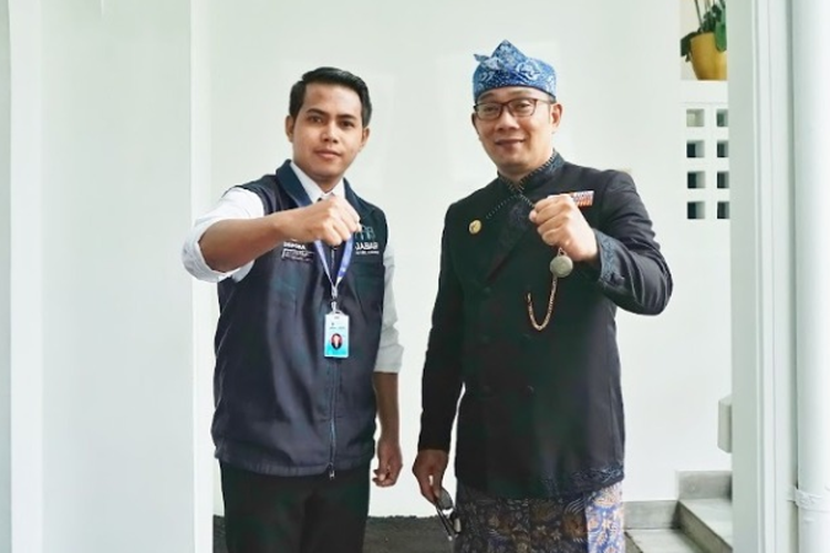 Atla Tegar Habib Amrullah saat berfoto bersama dengan Gubernur Jawa Barat (Jabar) Ridwan Kamil.
