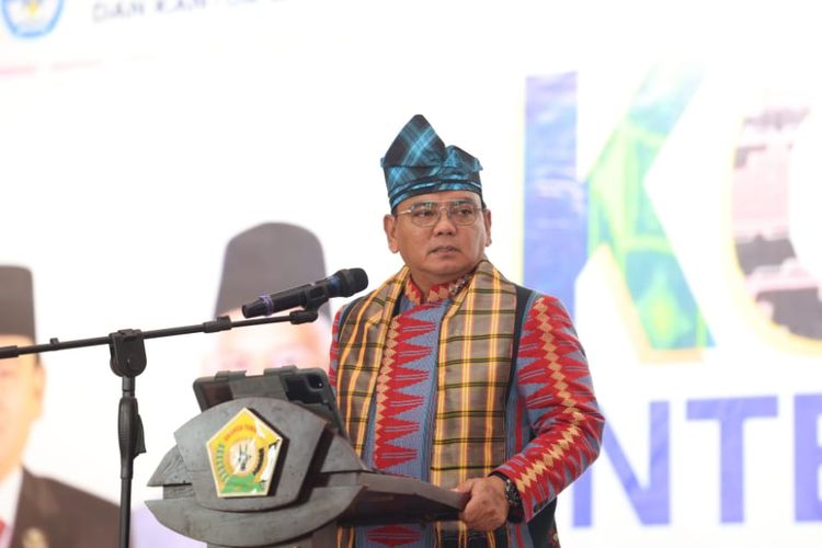 Pj Gubernur Sultra Andap Budhi Revianto saat membuka kongres internasional IV Bahasa Bahasa Daerah di Kendari 