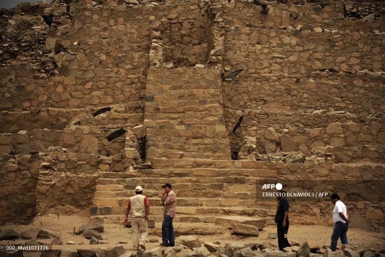 Turis berjalan di depan tangga salah satu piramida situs arkeologi Caral di Supe, Peru, pada 23 Oktober 2009. Caral adalah kota tertua di benua Amerika yang diperkirakan berusia 5.000 tahun.