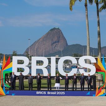 Presiden Prabowo Subianto berfoto bersama para pemimpin negara anggota BRICS sebelum dimulainya KTT BRICS ke-17 di Modern Museum of Arts, Rio de Janeiro, Brasil, Minggu (6/7/2025).