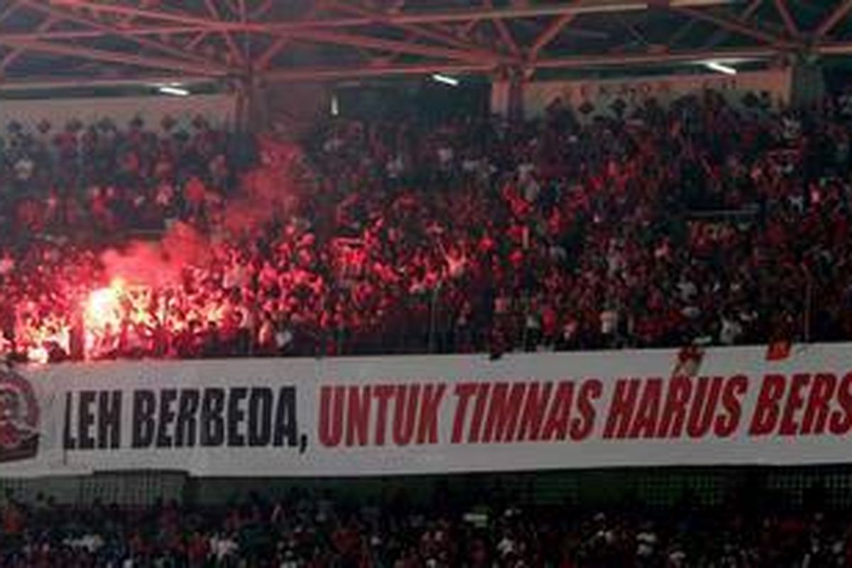 Aksi Suporter mendukung Timnas Indonesia di Ajang Piala AFF 2010.