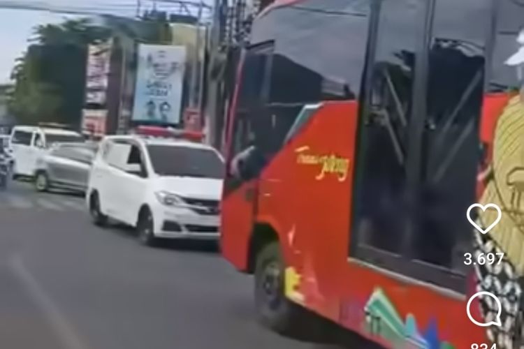 Bus Trans Semarang dan Bus Trans Jateng nekat lawan arah dan halangi lajur mobil ambulan di Traffic Light Jalan Citarum Semarang, Jawa Tengah.