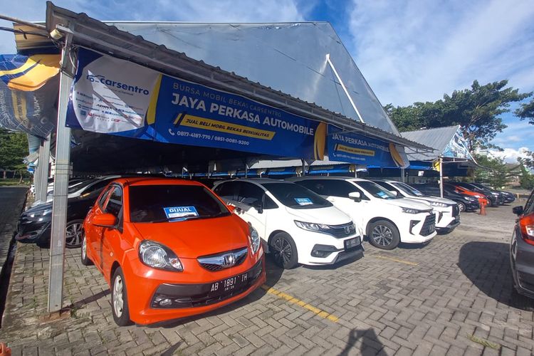 Mobil bekas di Bursa Mobil Bekas Carsentro Solo Baru, Jawa Tengah 