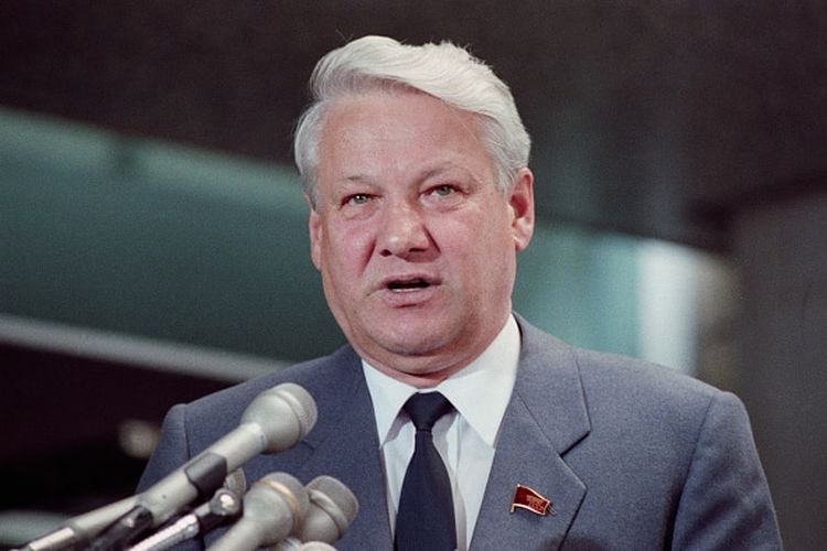 Boris Yeltsin akhirnya mundur ketika Rusia tidak bisa membayar utang luar negerinya di tahun 1998.