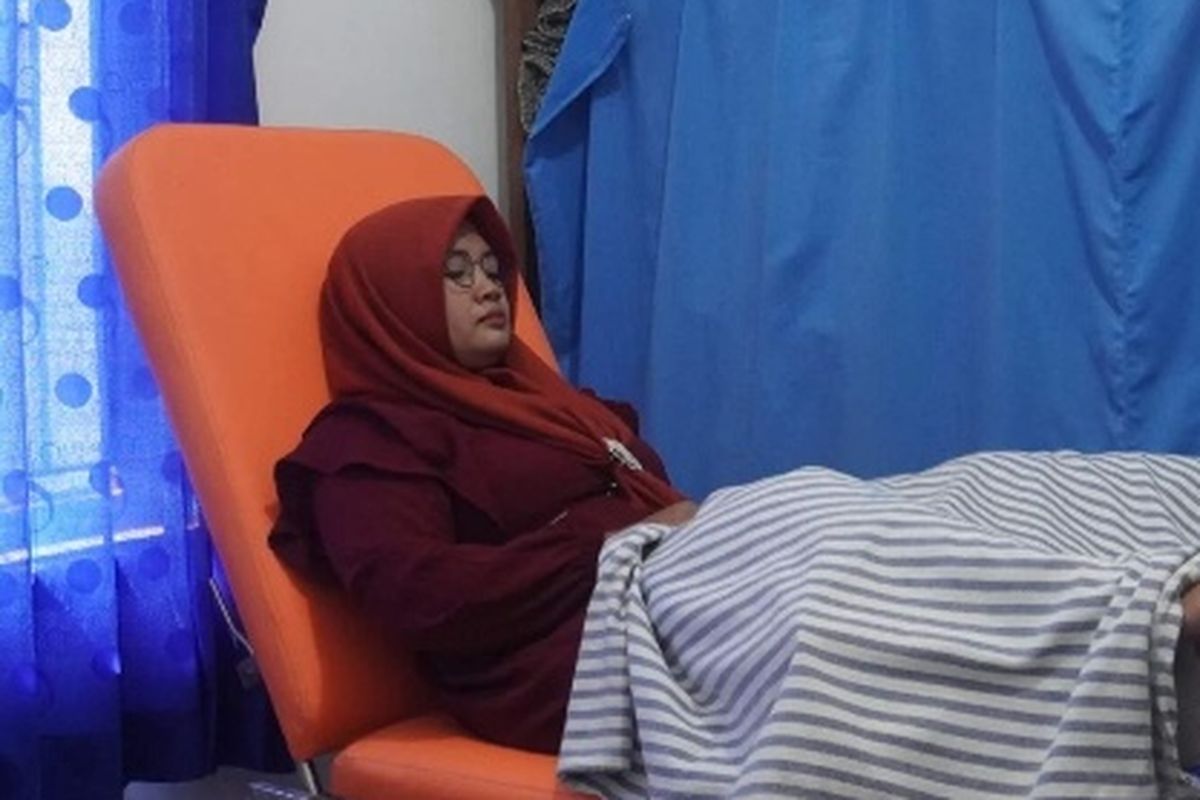 Salah satu peserta saat menjalani pemeriksaan pap smear di Balai Penyuluhan Keluarga Berencana Kecamatan Jatikalen, Kabupaten Nganjuk, Jawa Timur, Selasa (10/12/2024).