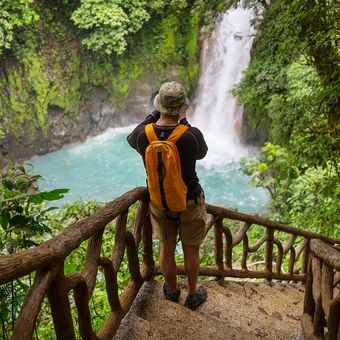 Ilustrasi wisatawan - Seorang wisatawan sedang bertamasya di hutan Kosta Rika.