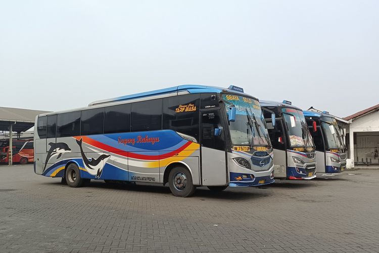 Bus Sugeng Rahayu dari PO Sumber Group. Bus yang melayani Rute Surabaya-Purwokerto.
