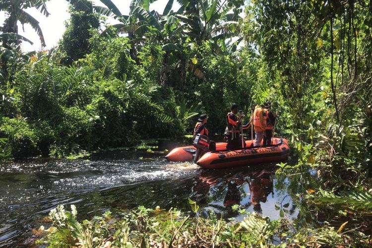 Seorang anak perempuan, Aina Oba (12), warga Dusun Kaleleha, Desa Terapung, Kecamatan Mawasangka, Kabupaten Buton Tengah, Sulawesi Tenggara diterkam seekor buaya dan hilang dalam kali Kaleleha. Tim SAR unit Muna melakukan pencarian terhadap korban di kali Kaleleha, Minggu (24/3/2024).