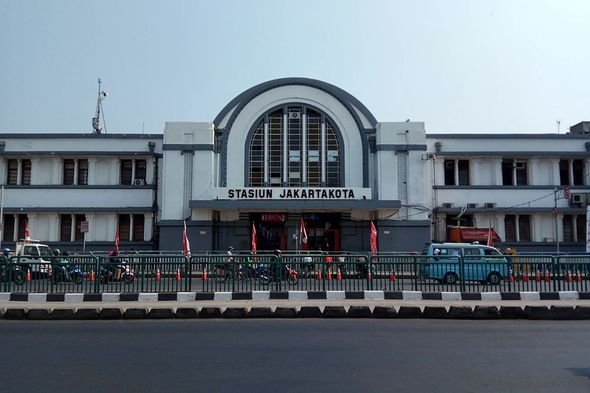 Stasiun Jakarta Kota merupakan karya arsitek berkebangsaan Belanda, Frans Johan Louwrens Ghijsels.