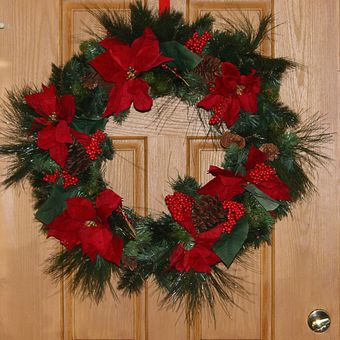 Ilustrasi dekorasi Natal di pintu rumah. 