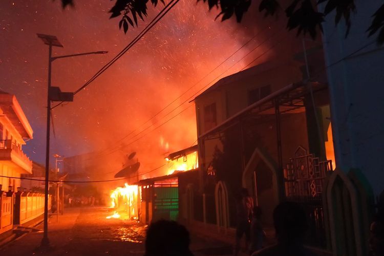Belasan Rumah Petak di Pulau Doom Hangus Terbakar