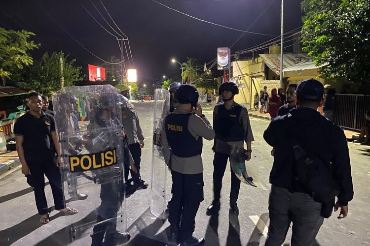 Aparat kepolisian diterjunkan untuk menghalau dua kelompok pemuda yang terlibat bentrok di Kota Tual, Maluku, Sabtu dinihari (16/7/2022)