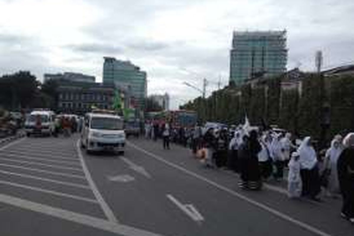 Peserta doa bersama 2 Desember 2016 di Tugu Tani, Jakarta Pusat, bergerak menuju Monas.