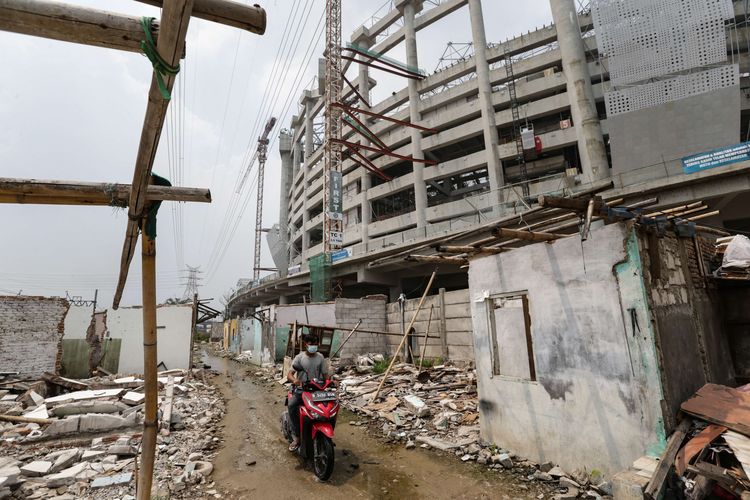 Puing sisa bangunan Kampung Bayam, Papanggo, Tanjung Priok, Jakarta Utara, Rabu (25/8/2021). Kasatpol PP DKI Jakarta Arifin mengatakan, sebanyak 29 bangunan liar yang dijadikan kafe remang-remang dibongkar paksa karena tidak memiliki izin.