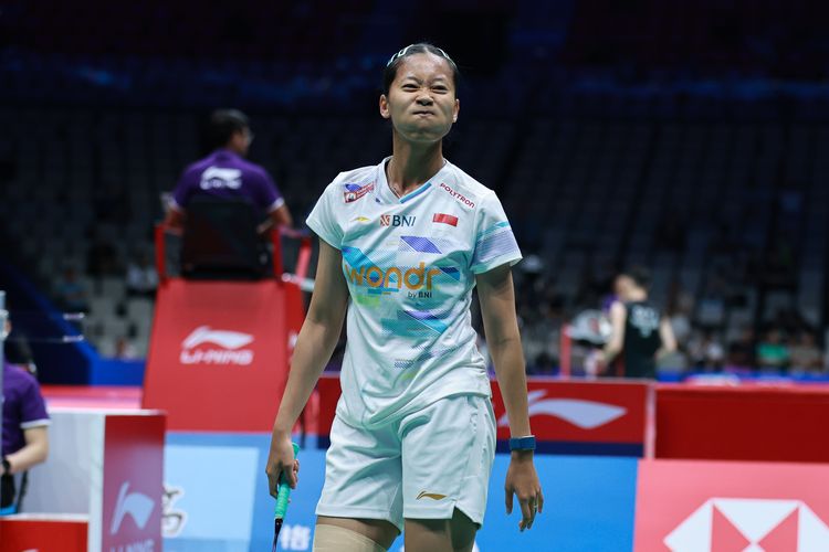 Ekspresi pebulu tangkis tunggal putri Indonesia, Putri Kusuma Wardani, kala turun dalam babak 32 besar China Masters 2025 di Shenzen Arena, Selasa (16/9/2025).