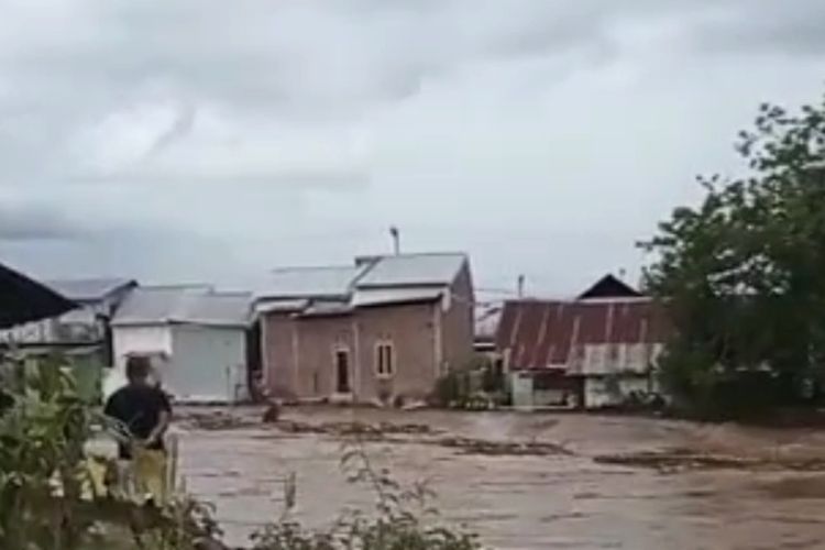 Rumah warga di Desa Barowa, Kecamatan Bua, Kabupaten Luwu, Sulawesi Selatan, terancam hanyut terbawa banjir, Rabu (10/5/2023)