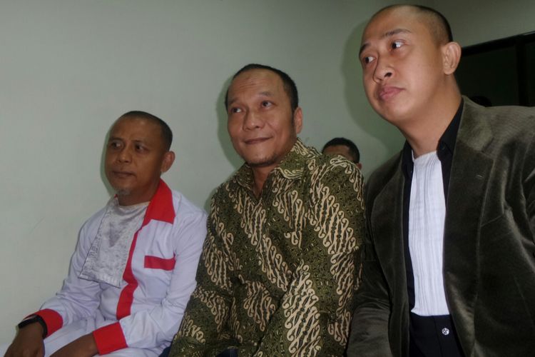 Penyanyi rap Iwa K bersama kuasa hukumnya  Chris Sam Siwu sesaat sebelum sidang putusan di Pengadilan Negeri Tangerang, Rabu (27/9/2017).