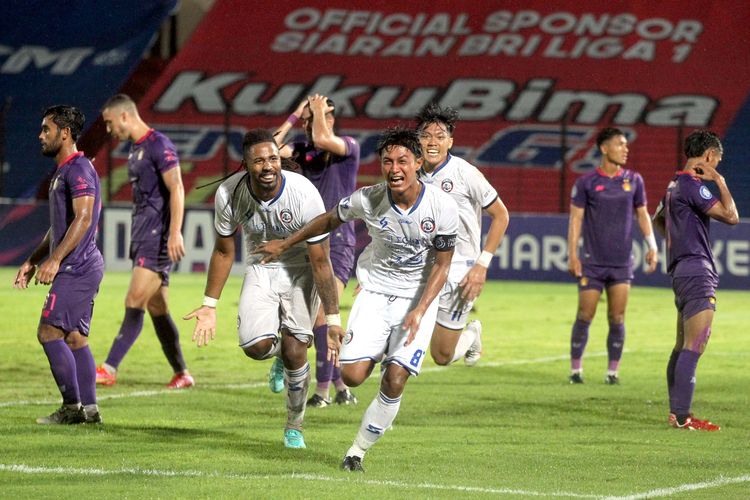 Pencetak gol kedua Arema FC ke gawang Persik Kediri, Johan Ahmad Farizi pada pekan keduabelas Liga 1 2021-2022 yang berakhir dengan skor 2-3 di Stadion Sultan Agung Bantul, Jumat (19/11/2021) malam.