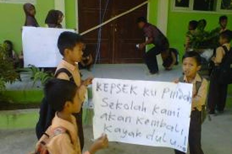 Puluhan siswa SDN Nyalabu Daja, Kecamatan Pamekasan, berunjuk rasa menolak kepala sekolahnya dimutasi, Jumat (12/6/2015).