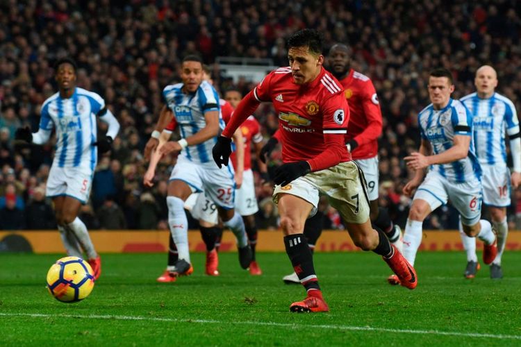 Alexis Sanchez mengeksekusi tendangan penalti saat Manchester United berhadapan dengan Huddersfield Town pada laga Premier League di Stadion Old Trafford, Sabtu (3/2/2018).