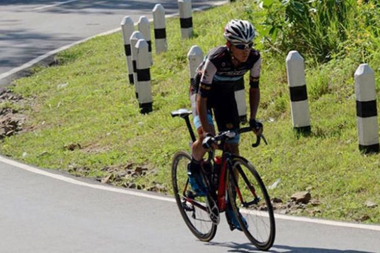 Pebalap melaju di tanjakan Pantai Paga pada etape kedua Tour de Flores yang menempuh jarak 141,3 km dari Maumere menuju Ende, Nusa Tenggara Timur, Jumat (20/5/2016). 