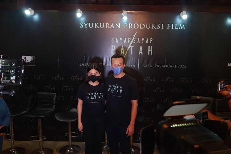 Ariel Tatum (kiri) dan Nicholas Saputra (kanan) dalam acara syukuran produksi film Sayap-Sayap Patah di kawasan Kebayoran Baru, Jakarta Selatan, Rabu (26/1/2022).