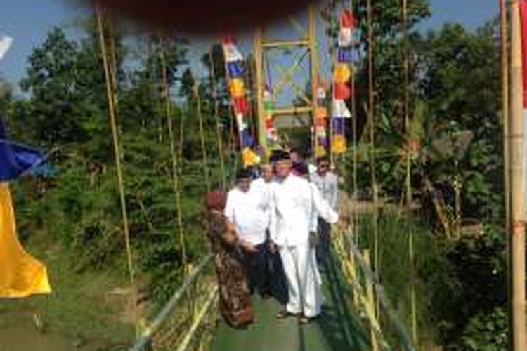 Gubernur Jawa Tengah Ganjar Pranowo mengecek jembatan penyebrangan di atas Sungai Comal Kabupaten Pemalang, Senin (12/9/2016)