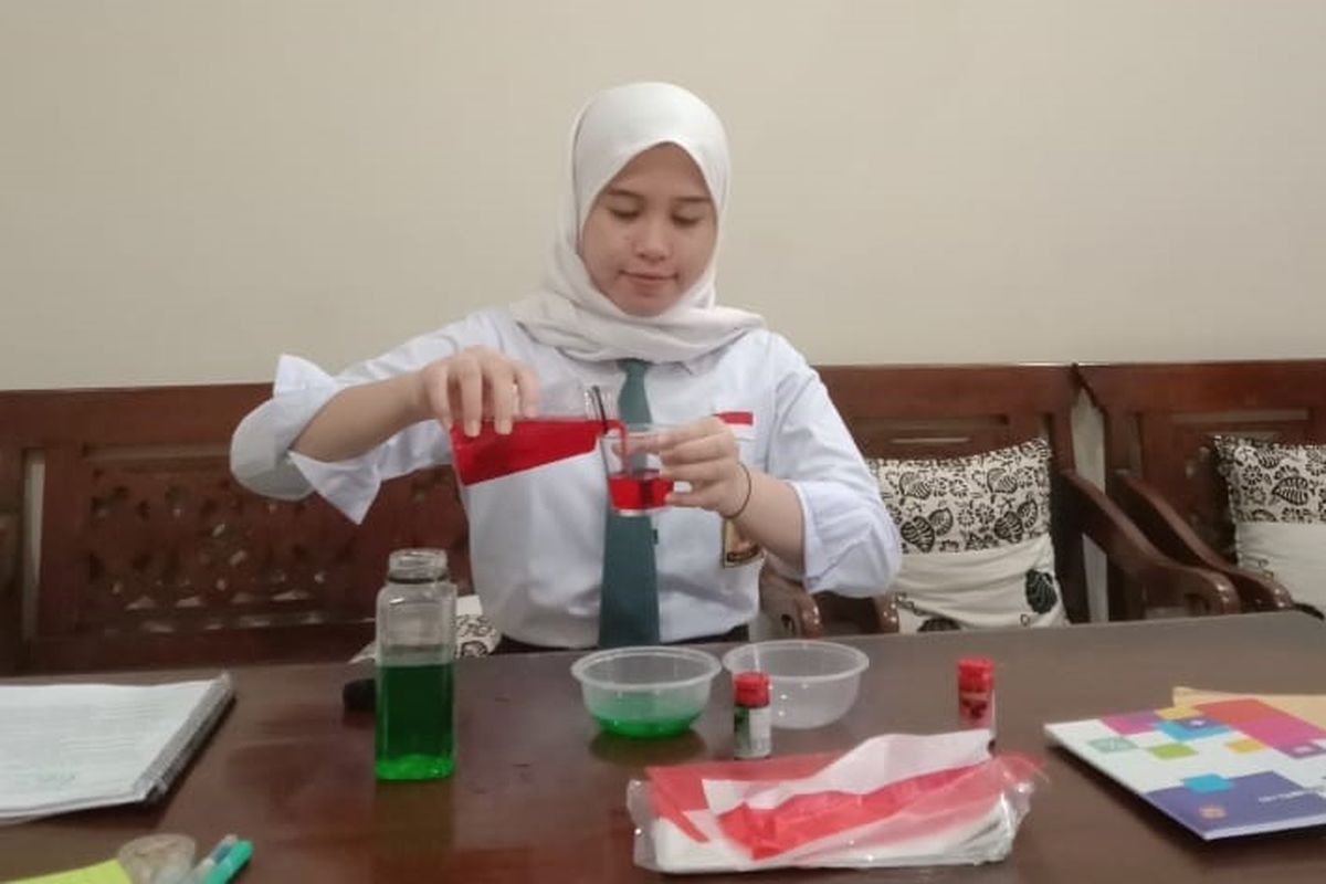 Pembelajaran matematika tidak lepas dari aktivitas menemukan dan melakukan penyelidikan. Aktivitas ini dapat diterapkan melalui serangkaian percobaan dan pengamatan dengan memberikan permasalahan yang bersifat kontekstual dan berkaitan dengan bidang lain sehingga belajar matematika menjadi bermakna.