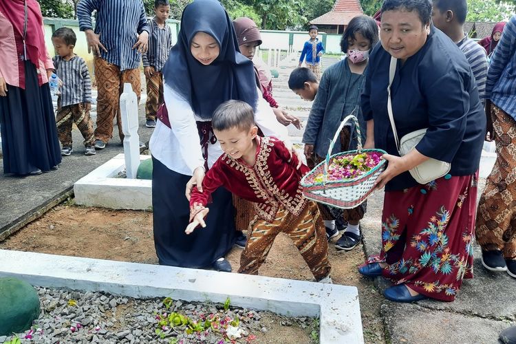 Sejumlah siswa SLB Ceria Mandiri Blora, berziarah dan tabur bunga di TMP Wira Bhakti Blora, Jawa Tengah, Kamis (10/11/2022)